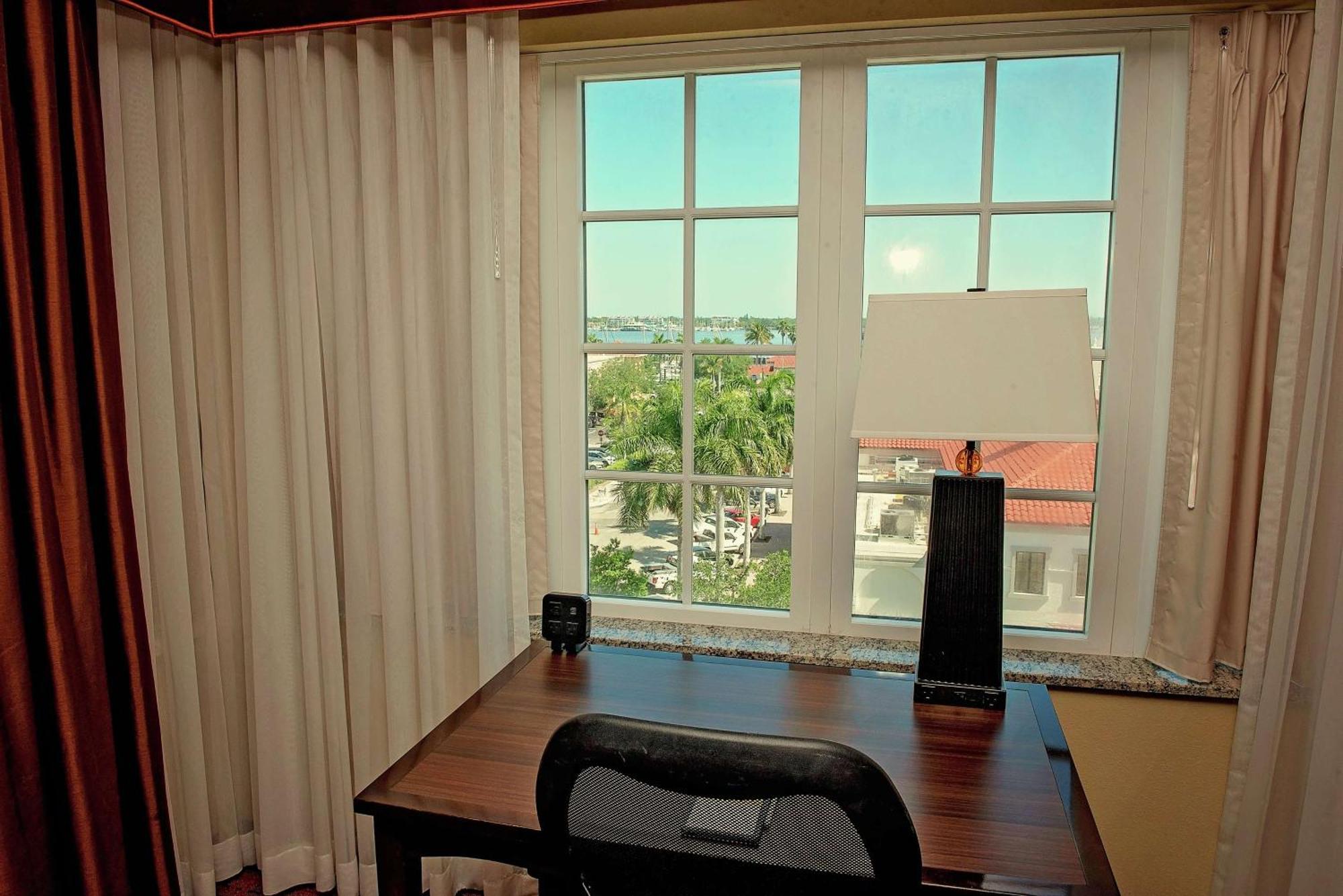 Hampton Inn & Suites Bradenton Exterior photo